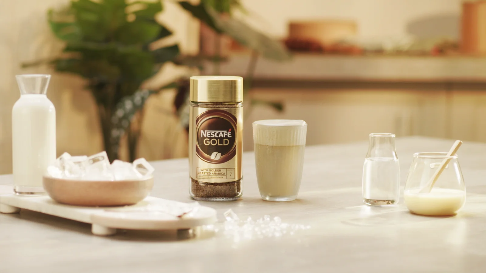 NESCAFÉ Gold iced latte packshot, 16:9 · Master
