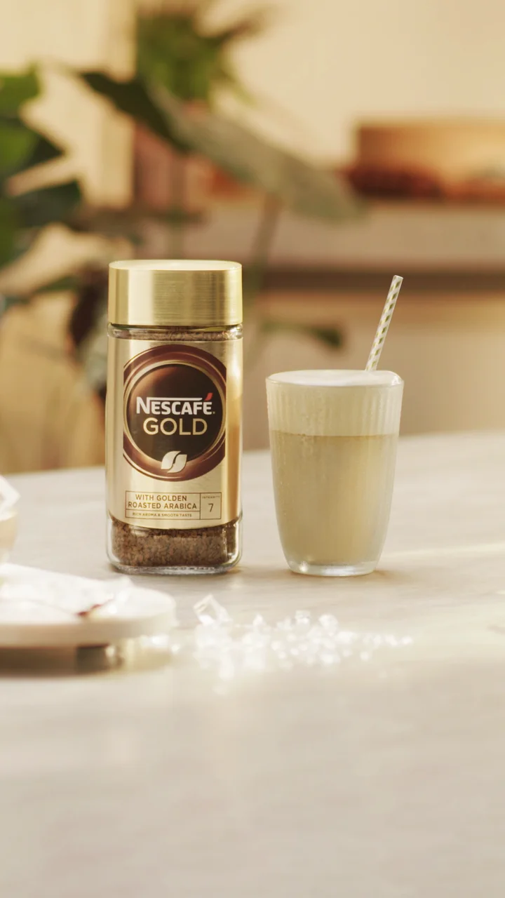 NESCAFÉ Gold iced latte packshot, 9:16 · Stories